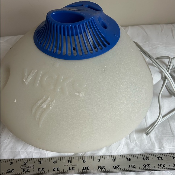 Vicks heated  Humidifier - Picture 3 of 4